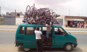 Fahrräder für Afrika: VW Bulli mit Fahrrädern